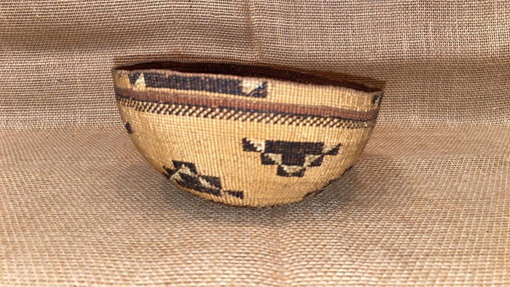 ANTIQUE NATIVE AMERICAN BASKET (1 of 4)