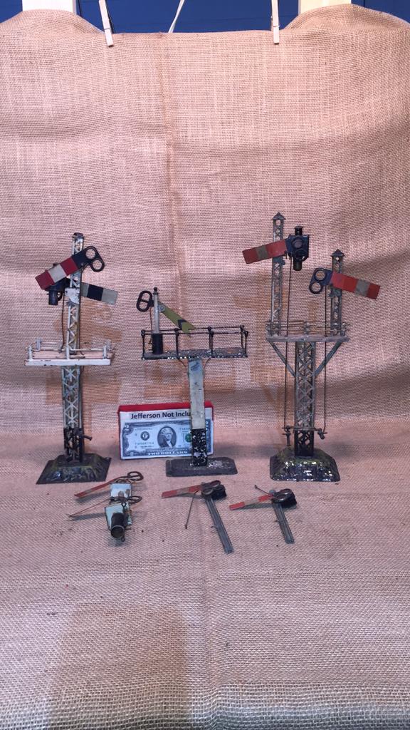 TOY TRAIN TOWERS / SWITCHES ETC (1 of 7)