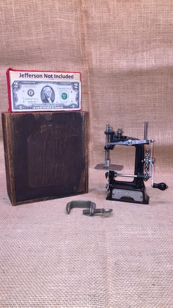 SMITH & EGGS AUTOMATIC TOY SEWING MACHINE (1 of 12)