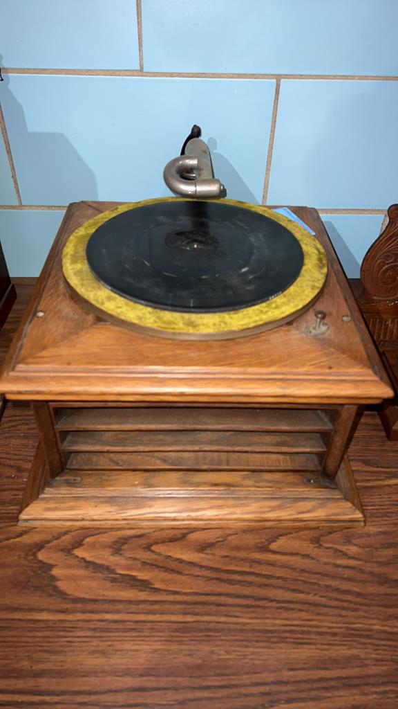 OAK TABLE TOP VICTROLA - NO DOORS (1 of 3)