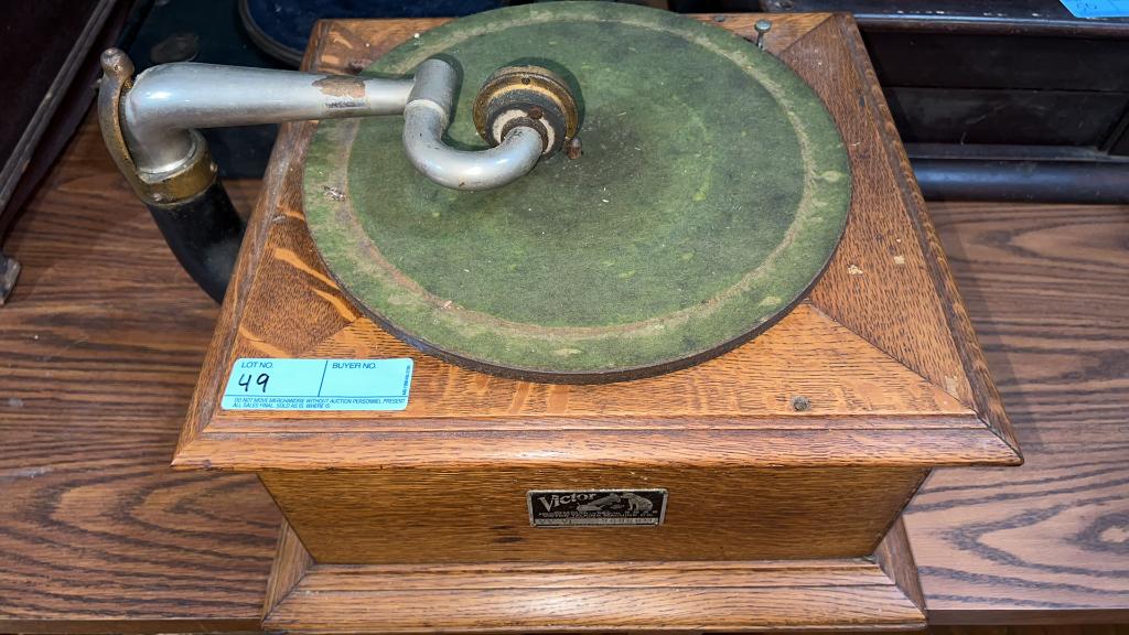 OAK TABLETOP VICTROLA (1 of 4)