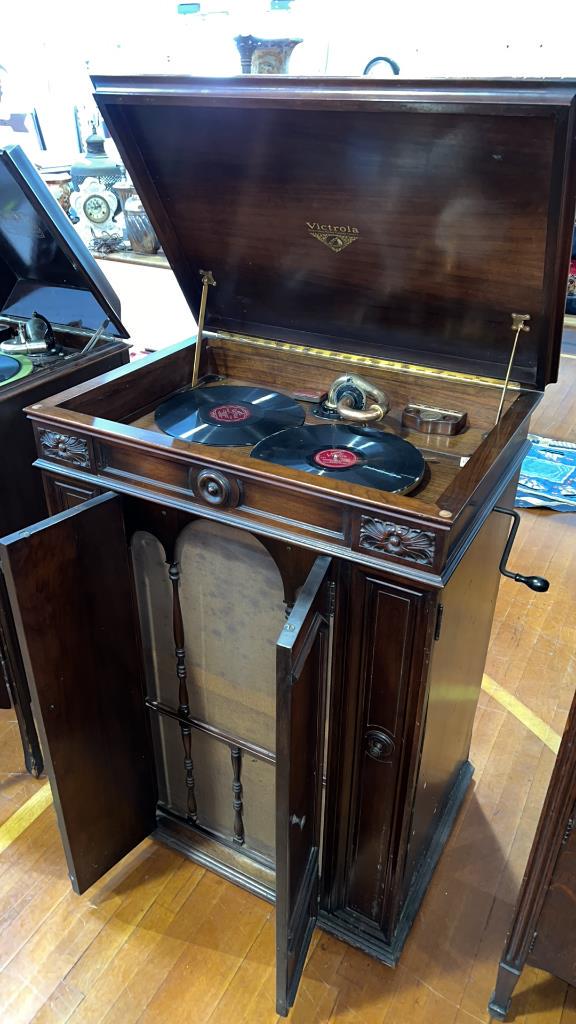 MAHOGANY CASE VICTOR VICTROLA: CREDENZA 41092