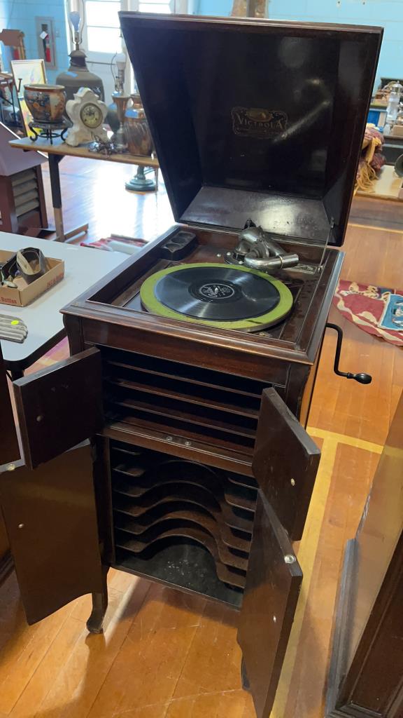 MAHOGANY CASE VICTOR VICTROLA FLOOR MODEL (1 of 4)