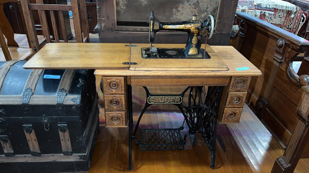 OAK SINGER SEWING MACHINE (1 of 5)