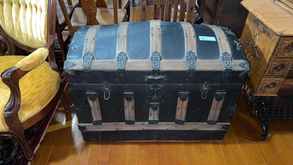 DOME TOP TRUNK: ~
