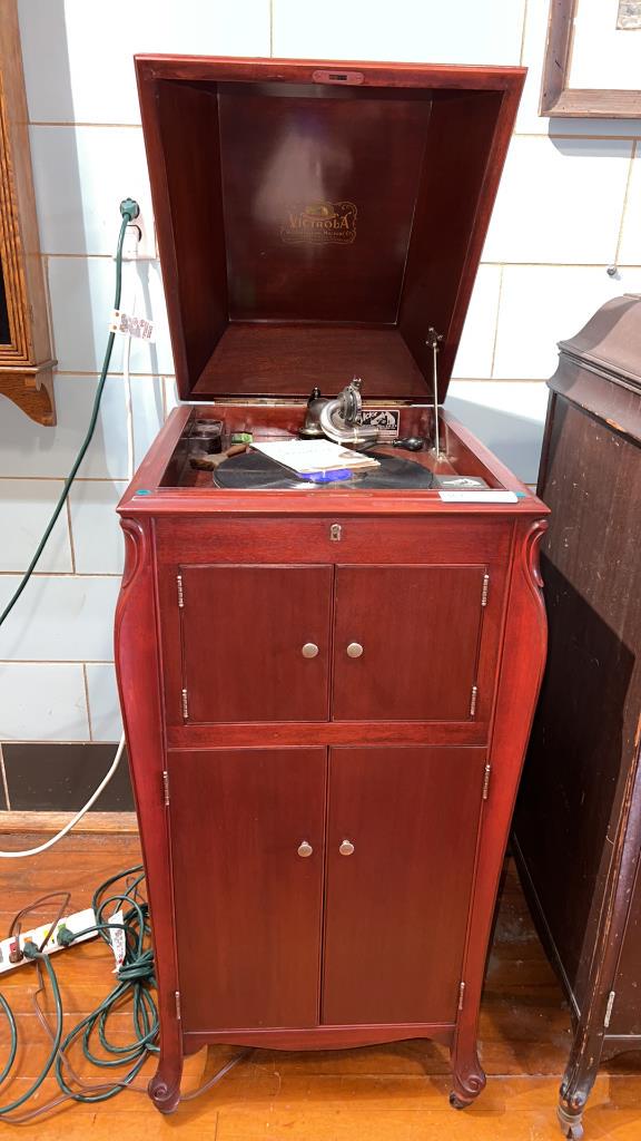 MAHOGANY STANDING VICTROLA ~ VV XI: ~