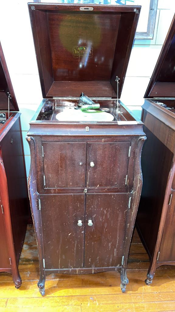 MAHOGANY STANDING VICTROLA ~ VV XIV: ~