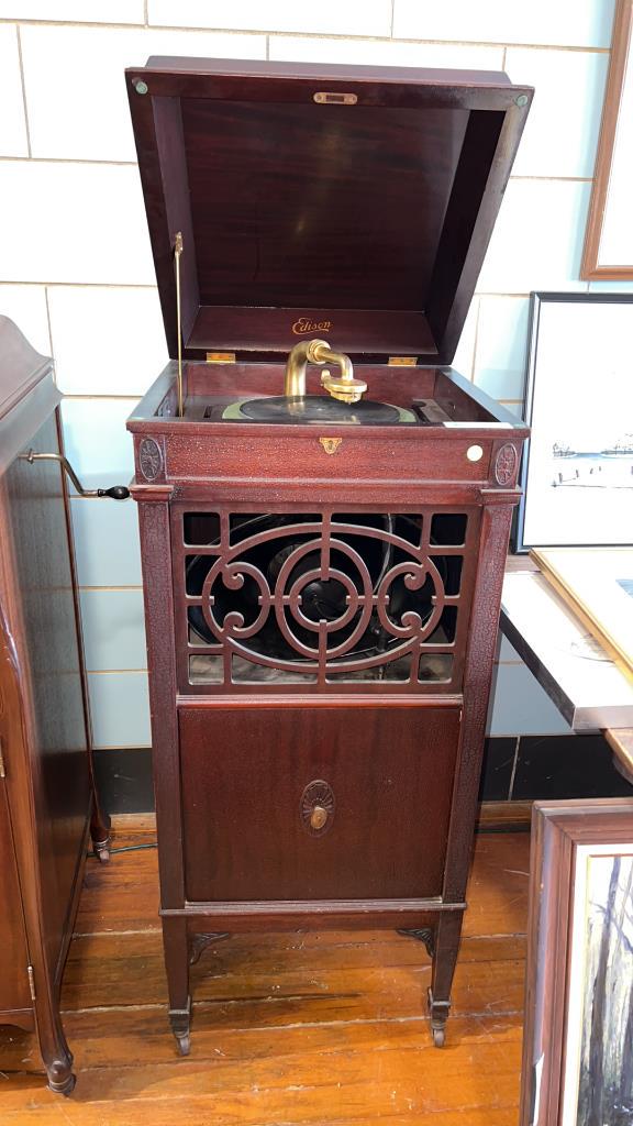 MAHOGANY EDISON DISC PHONOGRAPH ~ MODEL C200 (1 of 6)