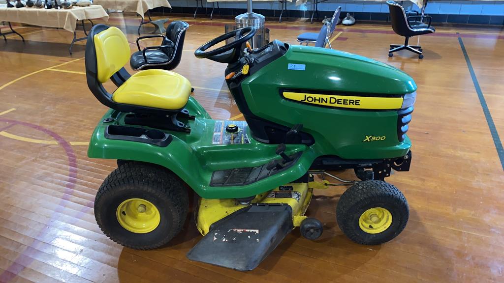 JOHN DEERE X3OO RIDING MOWER W/251 HOURS: VERY CLEAN MOWER