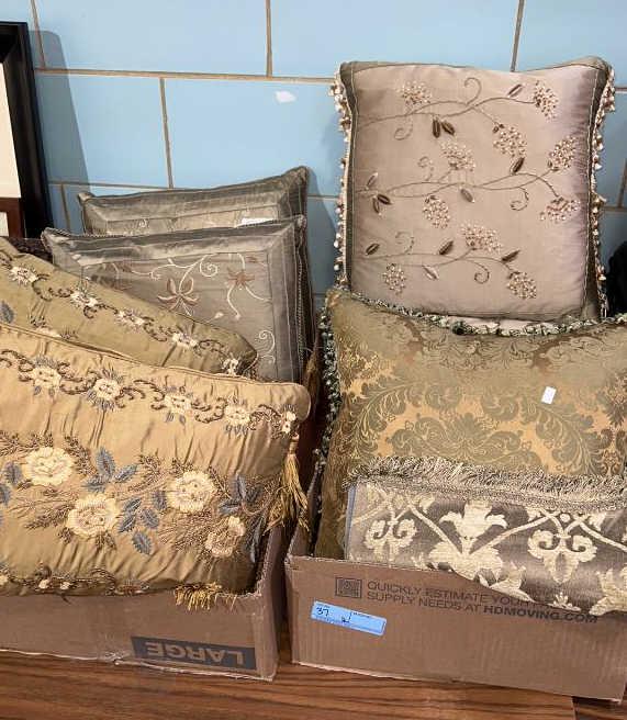 LARGE LOT DECORATIVE PILLOWS (1 of 4)