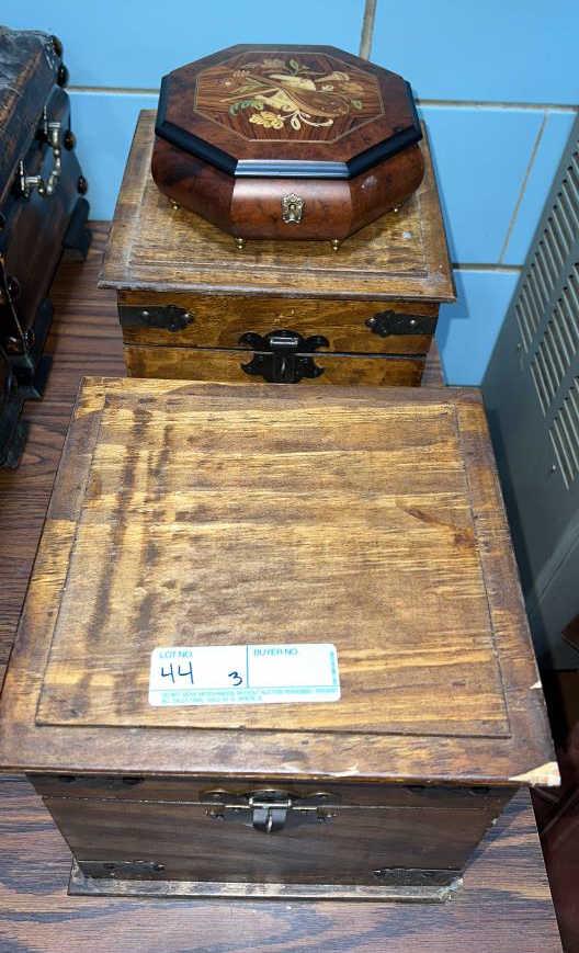 2 WOODEN BOXES & MUSICAL JEWELRY BOX (1 of 5)