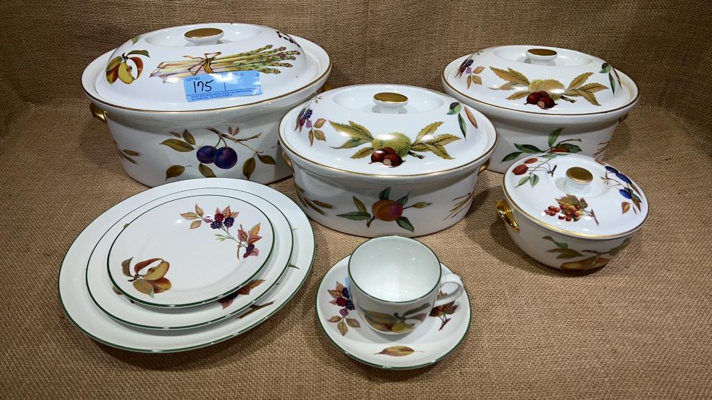 ROYAL WORCESTER "EVESHAM" LARGE SET OF DISHES (1 of 7)