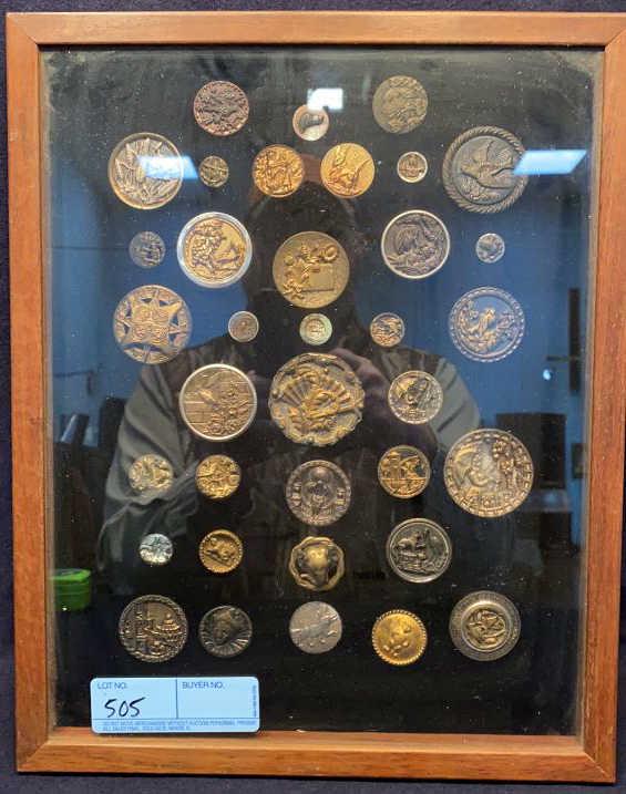 TRAY OF VARIOUS BRASS BUTTONS (1 of 6)