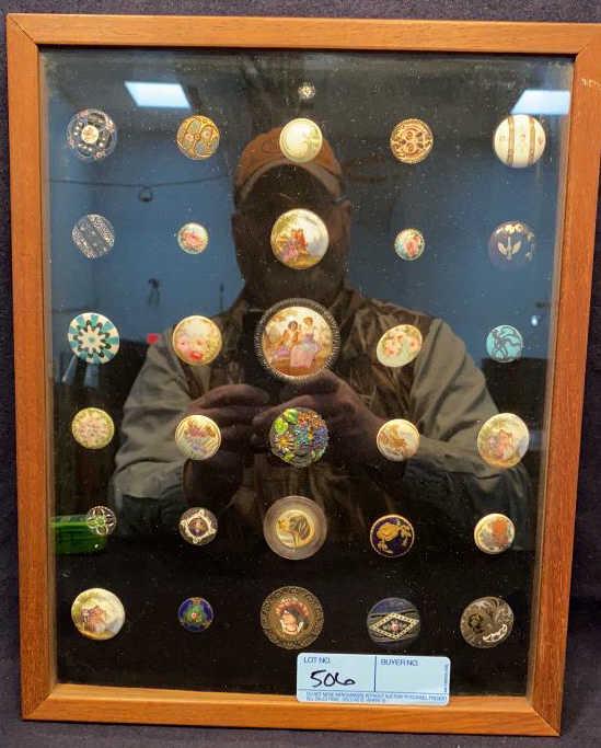 TRAY OF VARIOUS PAINTED & ENAMEL BUTTONS (1 of 9)