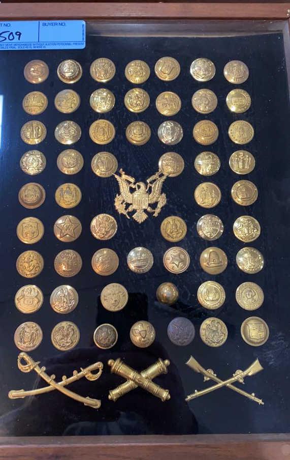 TRAY OF VARIOUS BRASS MILITARY BUTTONS & PINS (1 of 10)