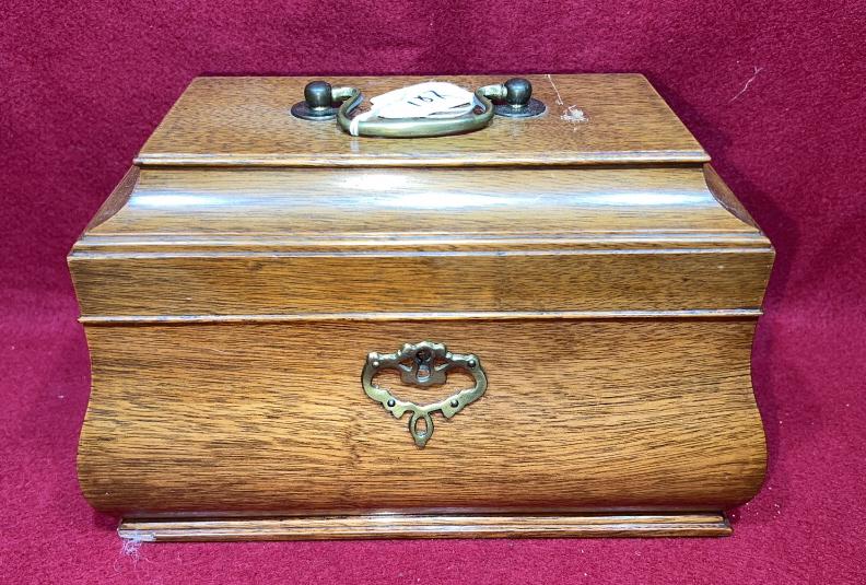 COLONIAL WILLIAMSBURG MAHOGANY TEA CADDY (1 of 5)