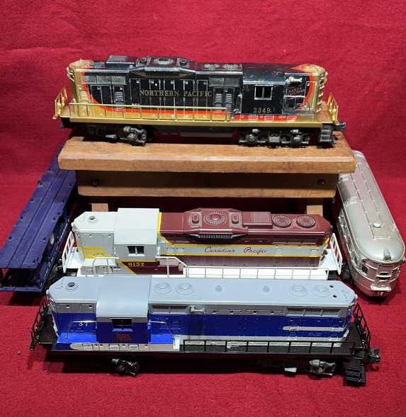 3 VARIOUS PLASTIC LIONEL TRAIN ENGINES & 2 CARS (1 of 8)