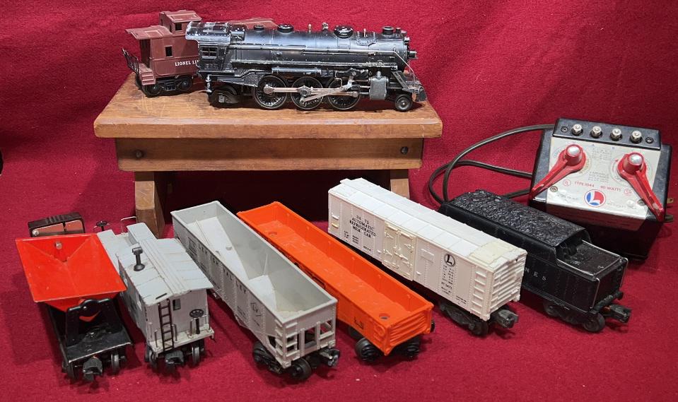 8 PC SET OF LIONEL TRAINS W/ TRANSFORMER (1 of 8)