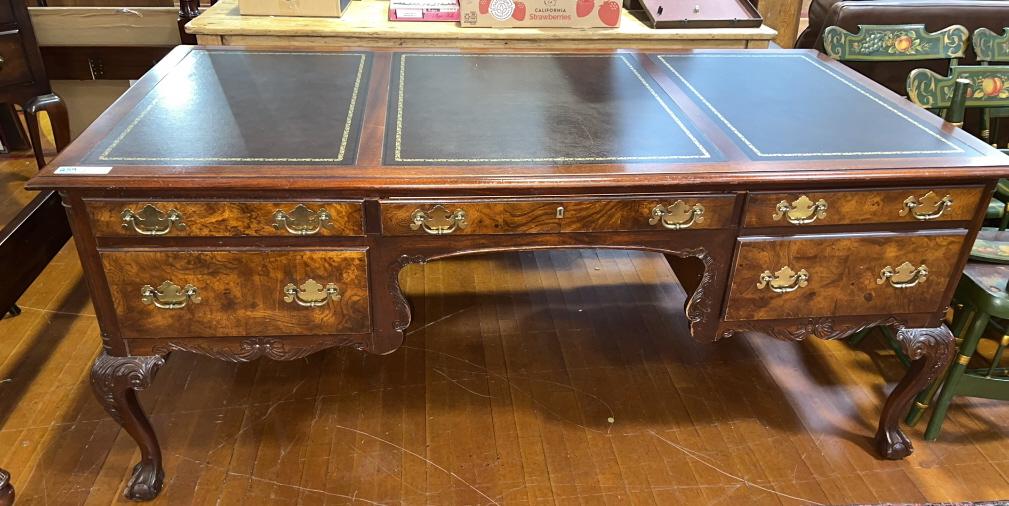 HEKMAN CHIPPENDALE MAHOG. FAUX PARTNER'S DESK (1 of 8)