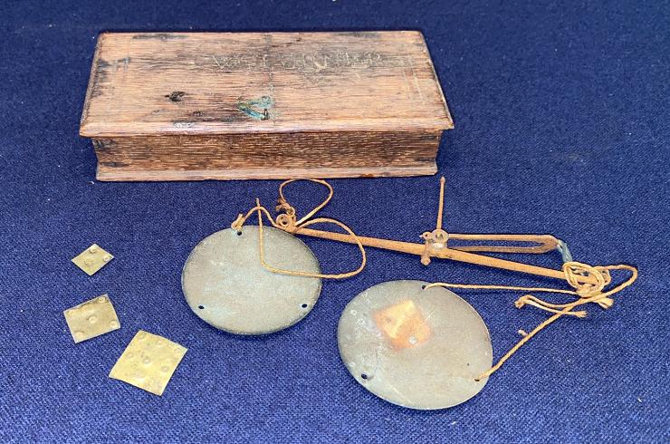 ANTIQUE GOLD SCALE IN WOODEN CASE (1 of 5)