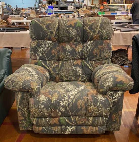 LARGE CAMO "CAT NAPPER" RECLINER: IN NEARLY NEW CONDITION