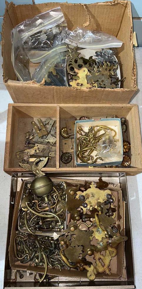 LARGE LOT OF PERIOD BRASS HARDWARE ETC. (1 of 4)