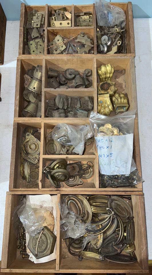LARGE LOT OF PERIOD BRASS HARDWARE ETC. (1 of 3)