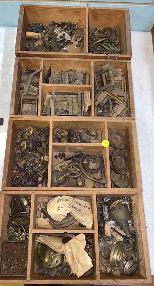 LARGE LOT ANTIQUE BRASS HARDWARE (1 of 4)