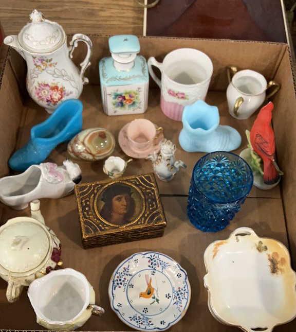 LARGE LOT ANTIQUE SMALLS / GLASSWARE ETC. (1 of 3)