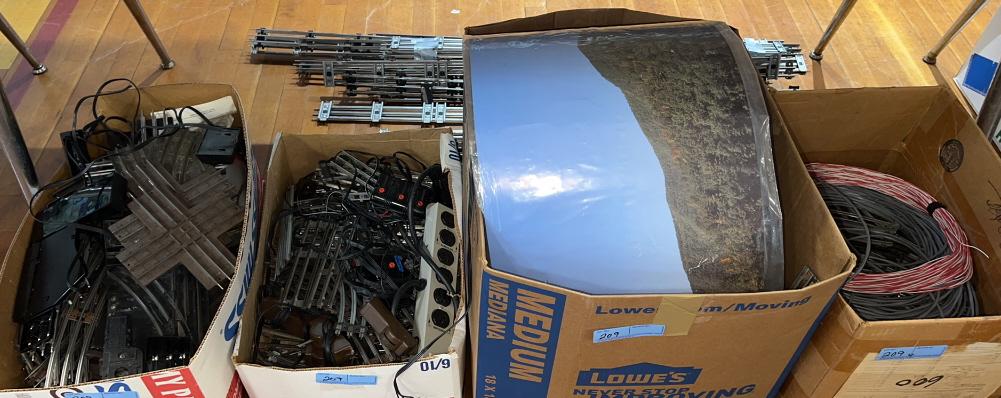 LARGE LOT OF MODEL TRAIN TRACKS ETC. (1 of 7)