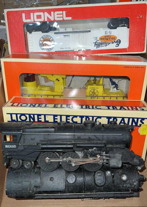 2 LIONEL MODEL TRAIN ENGINES & 3 CARS Feb 19, 2023 Russum's