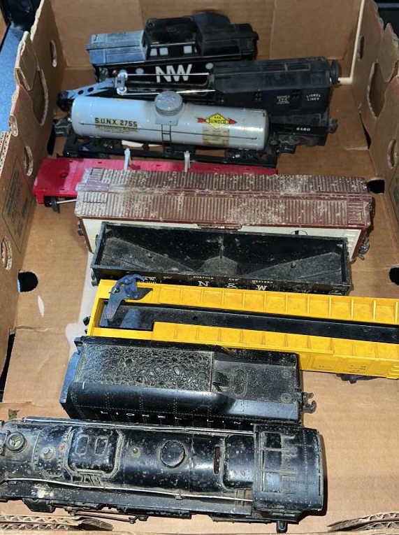 9 PC LIONEL TRAIN SET (1 of 4)