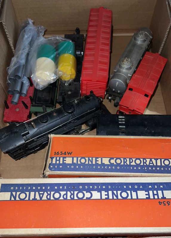 8 PC LIONEL MODEL TRAIN SET (1 of 4)