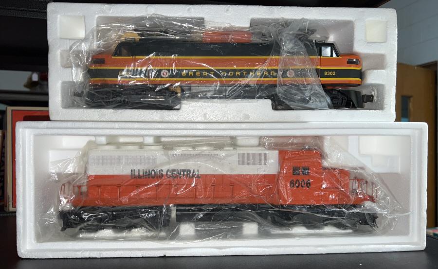 2 LIONEL MODEL TRAIN ENGINES WITH BOXES (1 of 2)