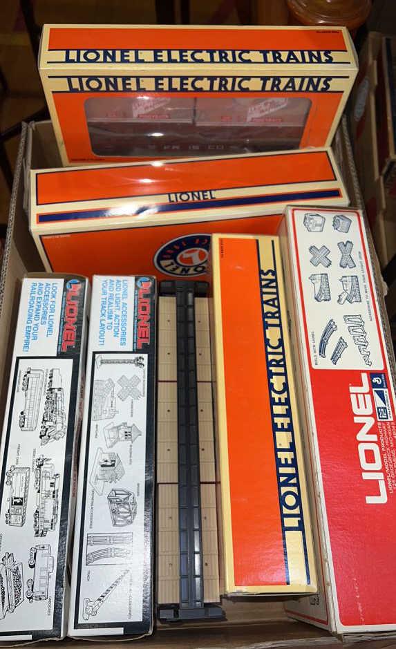 8 VARIOUS LIONEL MODEL TRAIN CARS IN BOXES (1 of 4)