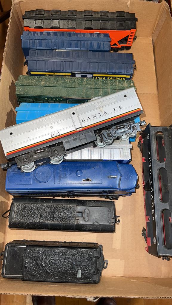 10 VARIOUS LIONEL MODEL TRAIN CARS & ENGINE (1 of 4)