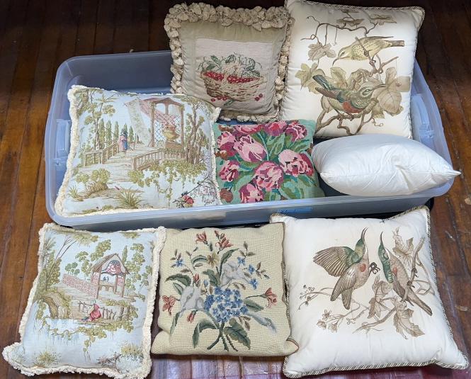 LARGE LOT OF VINTAGE THROW PILLOWS (1 of 2)