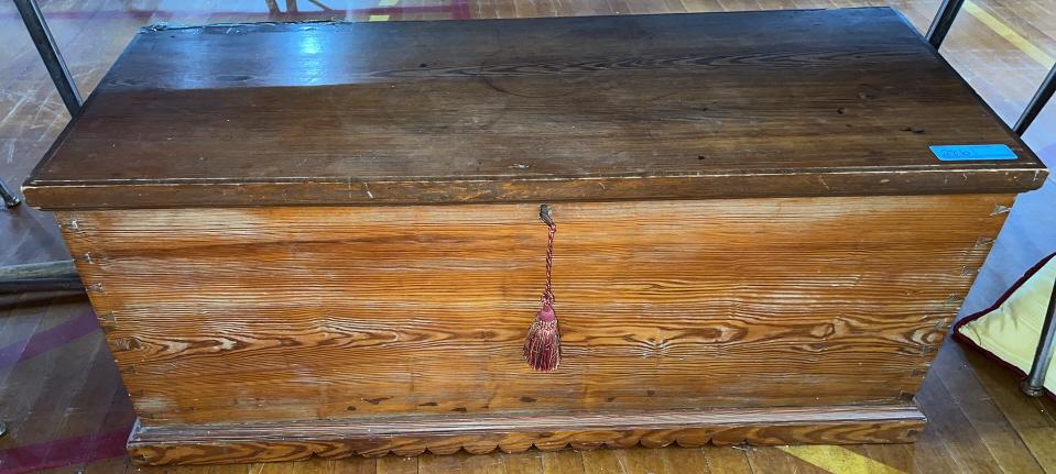 ANTIQUE PINE DOVETAILED CHEST (1 of 5)
