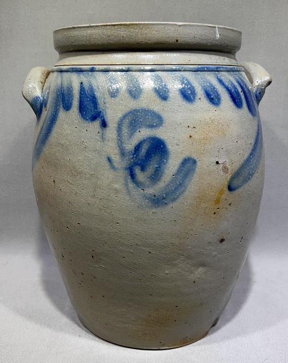 LG BLUE DECORATED STONEWARE CROCK W/ BEE STING (1 of 5)