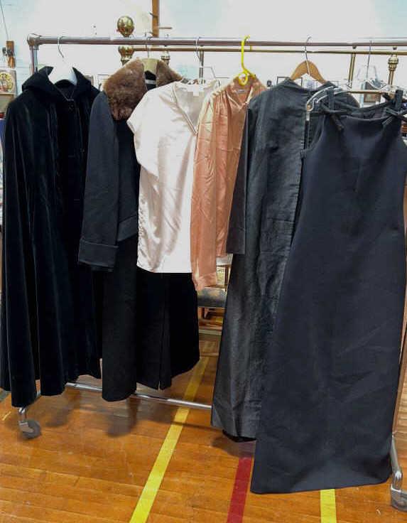 6 PCS VINTAGE DESIGNER CLOTHING (1 of 17)