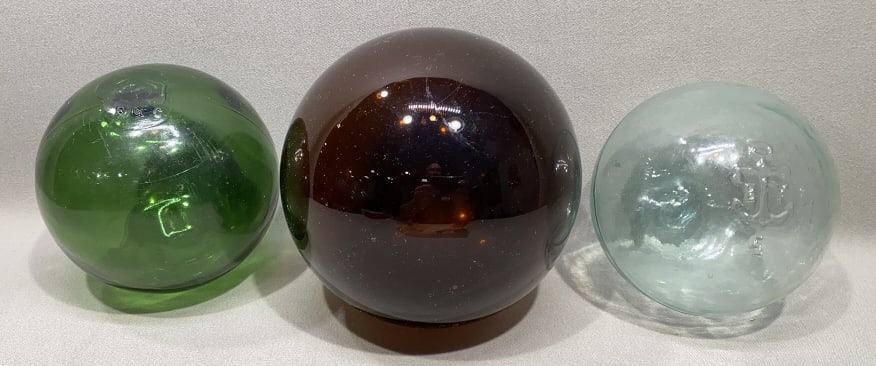 2 COLORED HANDBLOWN GLASS BALLS & 1 CLEAR BALL (1 of 4)