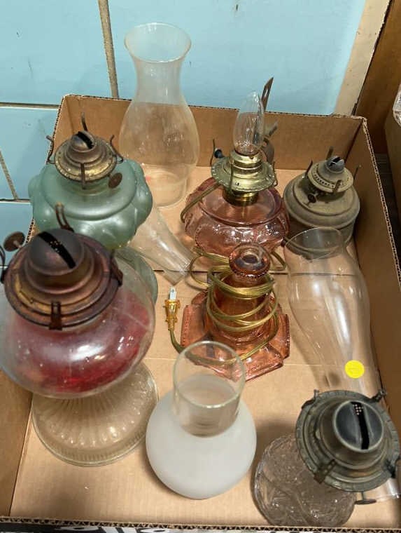 VARIOUS ANTIQUE OIL LAMPS & CHIMNEYS (1 of 5)