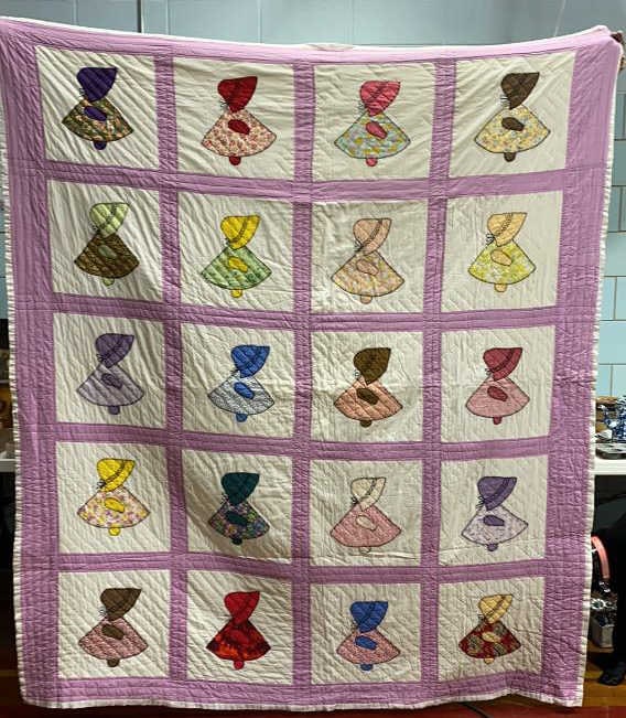 SUNBONNET SUE QUILT & LOT OF BLANKETS (1 of 8)