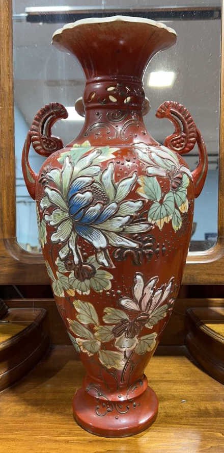 LARGE ORIENTAL PORCELAIN VASE (1 of 6)