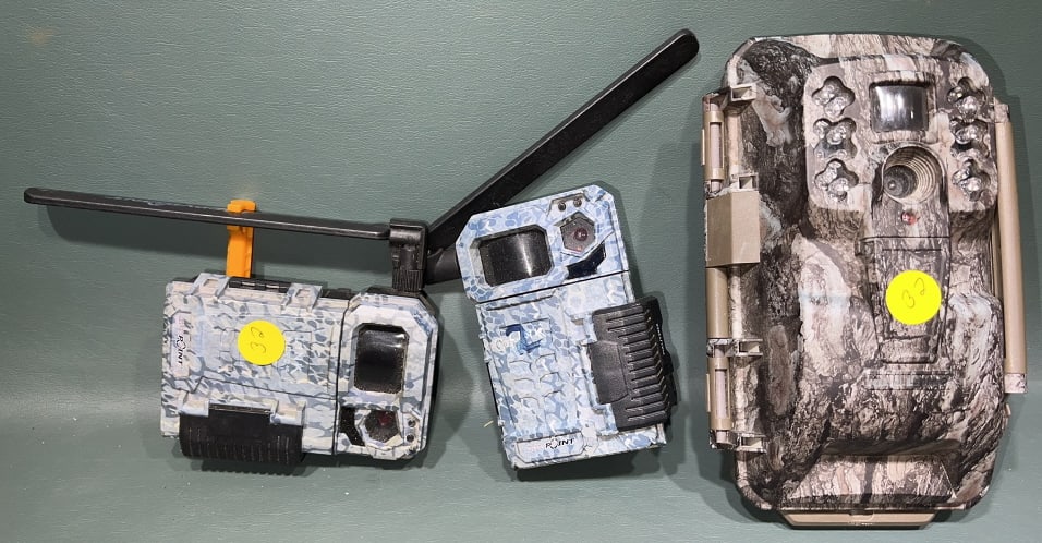 3 DEER HUNTING CAMERAS: ~