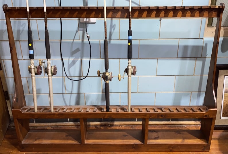 LARGE GUN RACK: ~