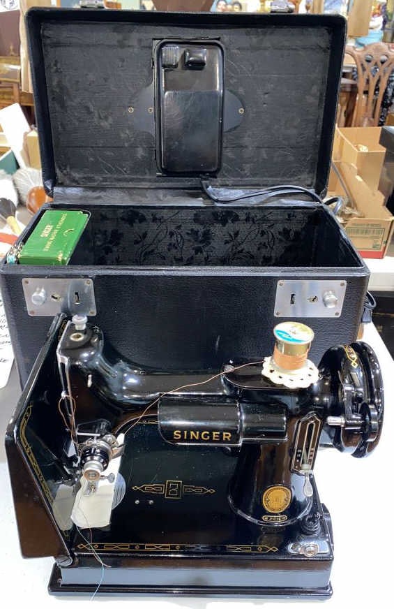 SINGER FEATHERWEIGHT SEWING MACHINE: 14 1/2" x 10 1/2 x 8 1/2”