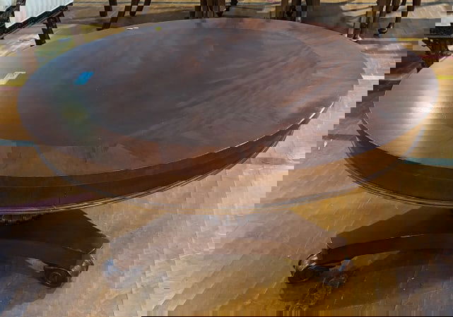 QUALITY BANDED MAHOGANY ROUND COFFEE TABLE (1 of 4)