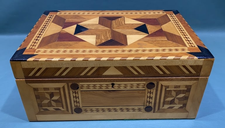 INLAID DRESSER BOX: 11" X 8" X 5"