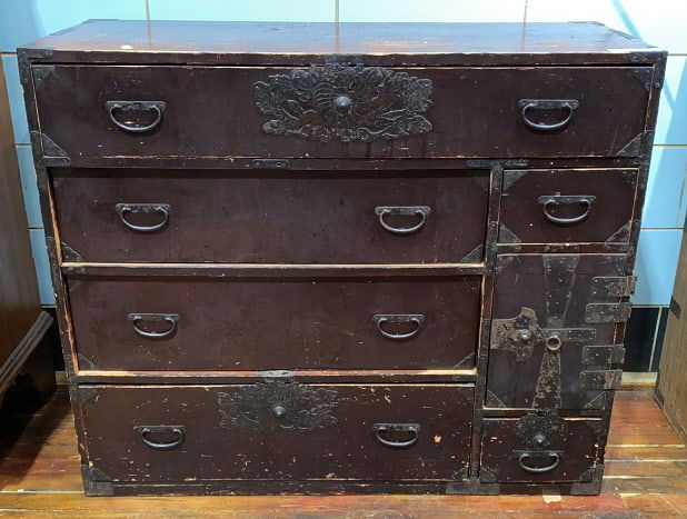 ORIENTAL PAINT DECORATED CHEST (1 of 6)